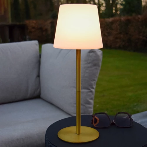 Lucide TYON - Lampe de table Rechargeable Intérieur/Extérieur - Batterie/Piles - Ø 15 cm - LED Dim. - 1x2W 2700K - IP65 - Or Mat / Laiton - ambiance 1